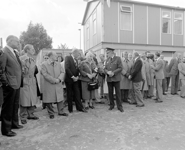 884416 Afbeelding van het gezelschap dat aanwezig is bij het storten van de eerste paal voor het nieuwe Hoofdbureau van ...